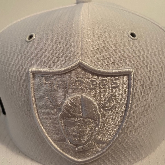 White Las Vegas Raiders New Era  9Fifty SnapBack - Picture 2 of 11